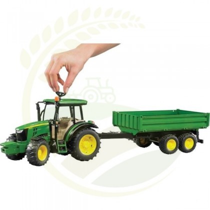 Tractor John Deere 5115M cu remorcă basculabilă